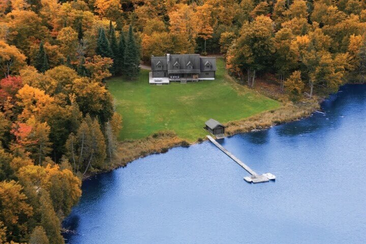 Chalets bord de l'eau dans les Laurentides