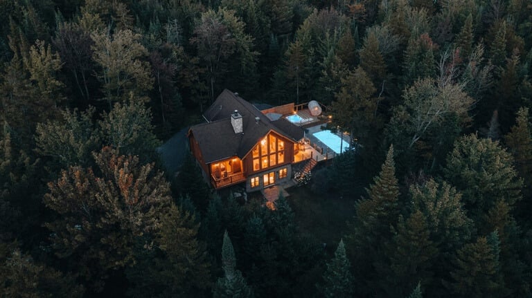 Cottages in the Laurentians with a Jacuzzi